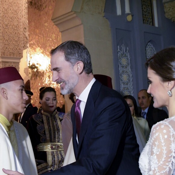La reine Letizia et le roi Felipe VI d'Espagne, ici salués par le prince héritier Moulay El Hassan du Maroc, étaient les invités d'honneur du roi Mohammed VI du Maroc et de sa famille le 13 février 2019 au palais royal à Rabat pour un dîner de gala dans le cadre de leur visite officielle de deux jours.