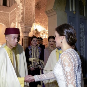La reine Letizia et le roi Felipe VI d'Espagne, ici salués par le prince héritier Moulay El Hassan du Maroc, étaient les invités d'honneur du roi Mohammed VI du Maroc et de sa famille le 13 février 2019 au palais royal à Rabat pour un dîner de gala dans le cadre de leur visite officielle de deux jours.