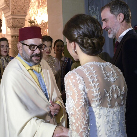 La reine Letizia et le roi Felipe VI d'Espagne étaient les invités d'honneur du roi Mohammed VI du Maroc et de sa famille le 13 février 2019 au palais royal à Rabat pour un dîner de gala dans le cadre de leur visite officielle de deux jours.