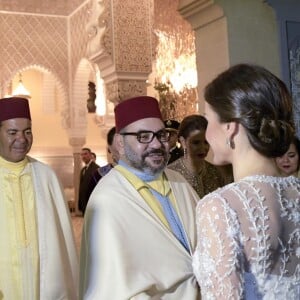 La reine Letizia et le roi Felipe VI d'Espagne étaient les invités d'honneur du roi Mohammed VI du Maroc et de sa famille le 13 février 2019 au palais royal à Rabat pour un dîner de gala dans le cadre de leur visite officielle de deux jours.
