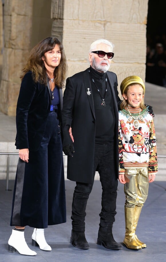 Virginie Viard, Karl Lagerfeld et Hudson Kroening - Défilé de mode The Chanel Croisiere au Metropolitan Museum à New York, le 4 décembre 2018
