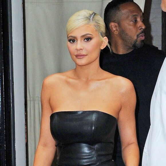 Kylie Jenner quitte son hôtel à New York. La star de téléréalité porte une combinaison en cuir noir, le 20 aout 2018.