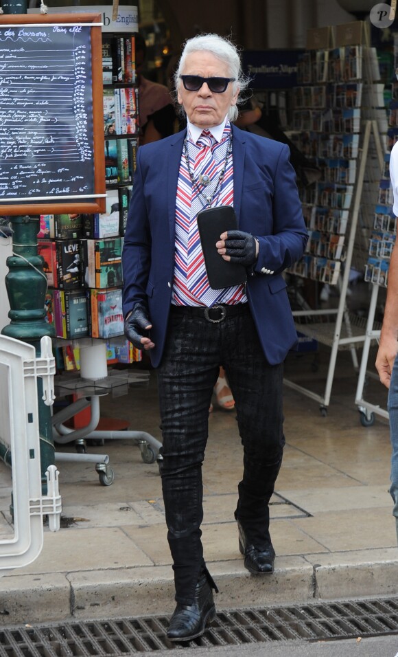 Karl Lagerfeld fait du shopping et s'achète des magazines dont le Stern à Saint-Tropez le 25 juillet 2014.