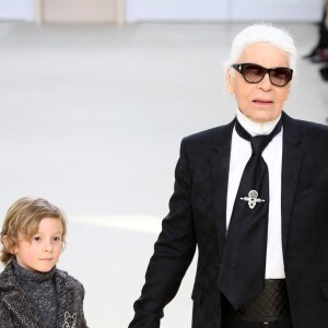 Karl Lagerfeld et Hudson Kroenig (le fils de Brad Kroenig) - Défilé de mode "Chanel" prêt-à-porter automne-hiver 2016/2017 au Grand Palais à Paris le 8 mars 2016.