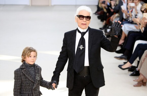 Karl Lagerfeld et Hudson Kroenig (le fils de Brad Kroenig) - Défilé de mode "Chanel" prêt-à-porter automne-hiver 2016/2017 au Grand Palais à Paris le 8 mars 2016.