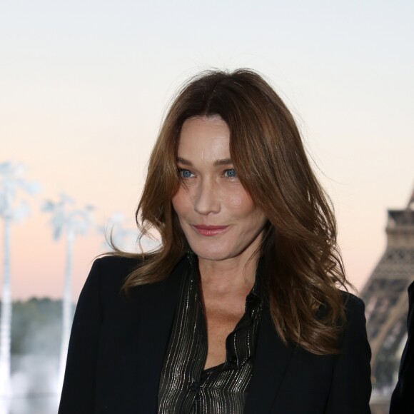 Carla Bruni-Sarkozy - People au défilé de mode "Saint-Laurent" PAP printemps-été 2019 au Trocadero devant la Tour Eiffel à Paris le 25 septembre 2018 © Denis Guignebourg/Bestimage