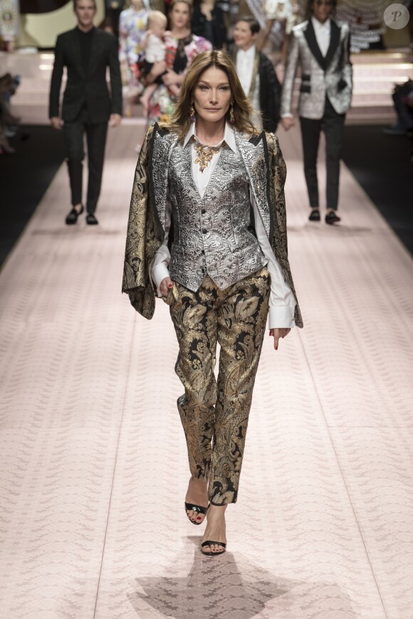 Carla Bruni-Sarkozy lors du défilé Dolce & Gabbana pour la collection Prêt-à-Porter Printemps/Eté 2019 lors de la Fashion Week de Milan, Italie, le 23 septembre 2018.