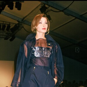 Carla Bruni, défilé Claude Montana à Paris en 1991. 