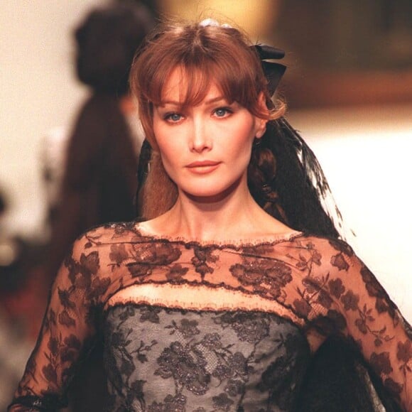 Carla Bruni, défilé Chanel à Paris, 1994.