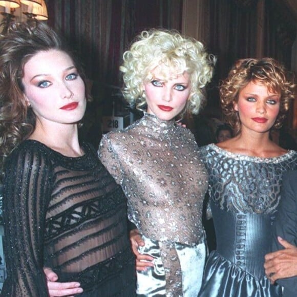 Carla Bruni, Nadja Auermann, Helena Christensen, Claudia Schiffer et Christie Turlington au défilé Valentin à Paris, en 1994.