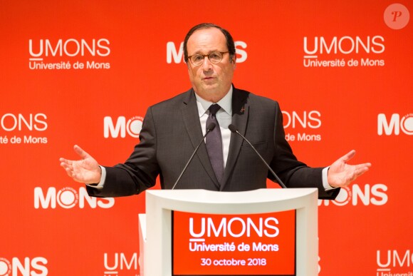 Exclusif - L'ancien président français François Hollande en visite en Belgique, à Mons, lors d'une dédicace de son livre " Les leçons du pouvoir " et d'une conférence devant 800 personnes à l'université de Mons ( UMons ), à Mons, Belgique, le 30 octobre 2018.