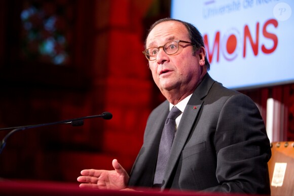 L'ancien président français François Hollande lors d'une visite en Belgique, à Mons, rencontre le bourgmestre ( Maire ) sortant de Mons Elio Di Rupo, à l'hôtel de ville de Mons, Belgique, le 30 octobre 2018.