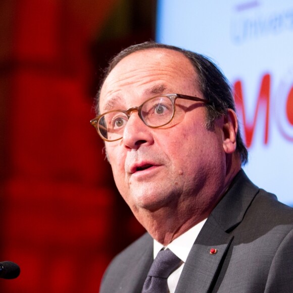 L'ancien président français François Hollande lors d'une visite en Belgique, à Mons, rencontre le bourgmestre ( Maire ) sortant de Mons Elio Di Rupo, à l'hôtel de ville de Mons, Belgique, le 30 octobre 2018.