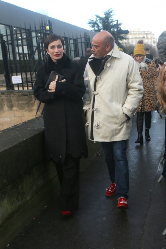 Kristin Scott Thomas et Christian Louboutin à la sortie du défilé "Valentino - collection prêt-à-porter automne-hiver 2018" lors de la Fashion Week de Paris, le 4 mars 2018.