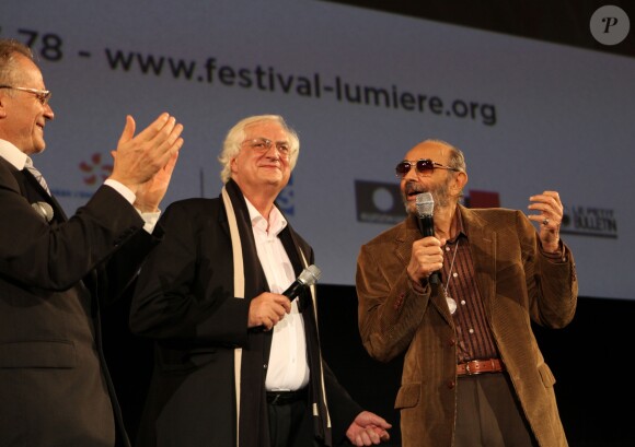 Stanley Donen, réalisateur de Chantons sous la pluie, aux côtés de Thierry Frémaux et Bertrand Tavernier lors du Festival Lumière à Lyon le 4 octobre 2010.