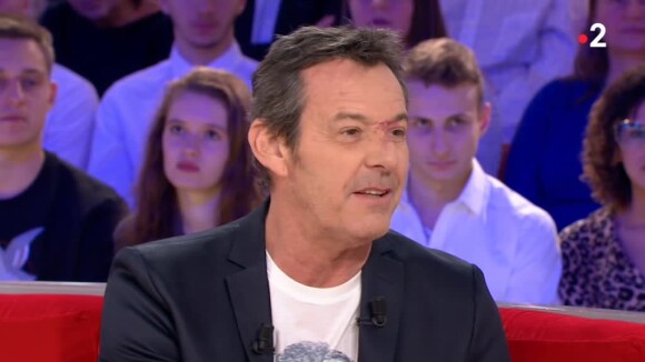 Jean-Luc Reichmann se livre sur le combat qu'il mène pour sa soeur sourde face à Michel Drucker dans "Vivement dimanche" (France 2) le 24 février 2019.