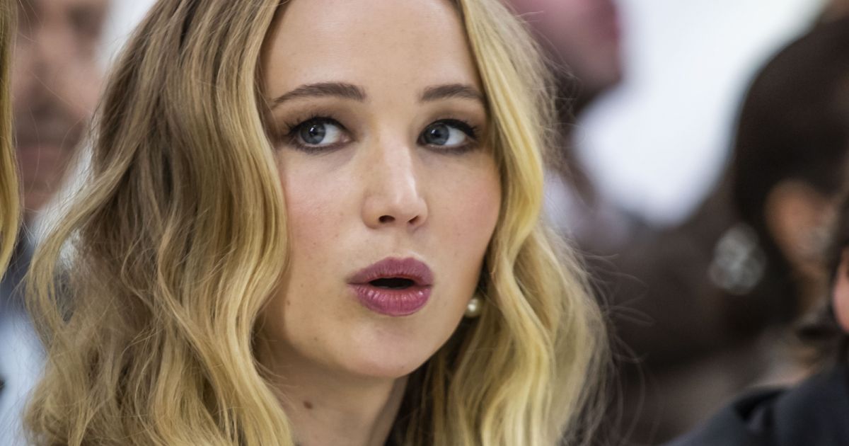 Jennifer Lawrence lors du Front Row du défilé de mode prêt-à-porter ...