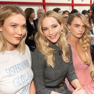 Karlie Kloss, Jennifer Lawrence et Cara Delevingne au défilé de mode Prêt-à-Porter automne-hiver 2019/2020 "Christian Dior" à Paris. Le 26 février 2019.