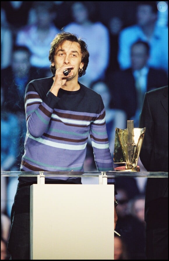 Yann Tiersen récompensé pour "Amélie Poulain" lors des Victoires de la musique à Paris le 10 mars 2002.