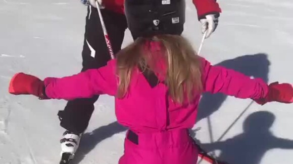 Carla-Bruni Sarkozy filme sa fille Giulia en train de prendre un cours de ski lors de vacances en Italie. Instagram, le 27 février 2019.