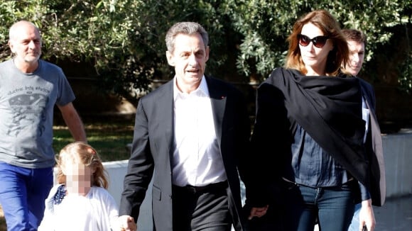 Carla Bruni-Sarkozy en vacances, fière de sa petite Giulia à l'aise sur les skis