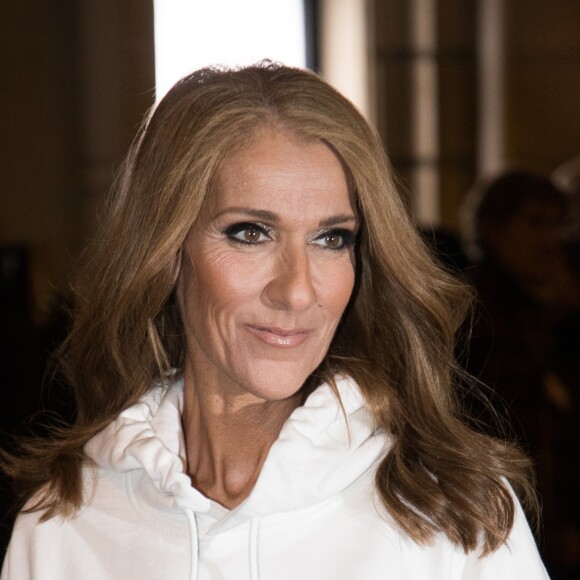Céline Dion porte un sweat blanc à capuche avec l'inscription "I'M WORTH IT" (Je le vaux bien) à la sortie de l'hôtel Plaza Athénée après le tournage pour l'Oréal à Paris, France, le 30 janvier 2019.