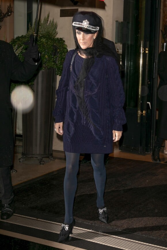 Céline Dion quitte l'hôtel Plaza Athénée après avoir tourné une publicité pour l'Oréal à Paris le 29 janier 2019.