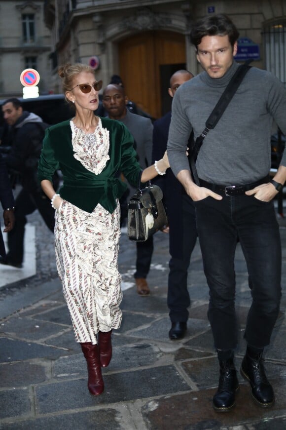 Celine Dion, avec Pepe Munoz, sort de l'hôtel de Crillon pour se rendre à un rendez-vous dans Paris le 25 janvier 2019.