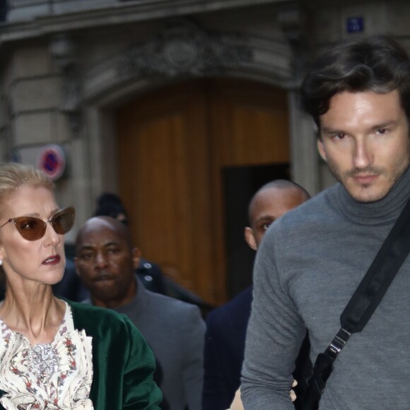 Celine Dion, avec Pepe Munoz, sort de l'hôtel de Crillon pour se rendre à un rendez-vous dans Paris le 25 janvier 2019.