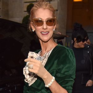 Celine Dion sort de l'hôtel de Crillon pour se rendre à un rendez-vous dans Paris le 25 janvier 2019.