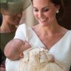 La duchesse Catherine de Cambridge (Kate Middleton), en robe Alexander McQueen, et le prince William ont fait baptiser leur fils le prince Louis de Cambridge le 9 juillet 2018 en la chapelle royale du palais St James, à Londres.