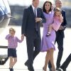 Le prince William, la duchesse Catherine de Cambridge et leurs enfants le prince George et la princesse Charlotte lors de leur départ à l'aéroport de Hambourg, le 21 juillet 2017, après leur visite officielle en Allemagne.