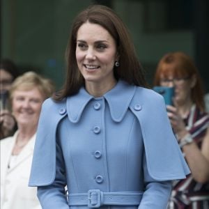 Le prince William, duc de Cambridge et Catherine Kate Middleton, duchesse de Cambridge, saluent les habitants de Ballymena en Irlande du Nord le 28 février 2019.