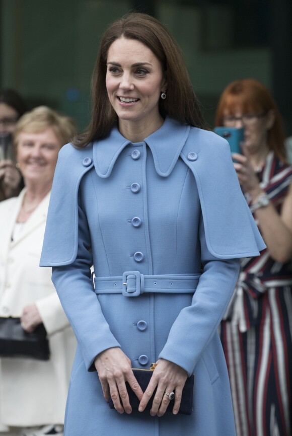 Le prince William, duc de Cambridge et Catherine Kate Middleton, duchesse de Cambridge, saluent les habitants de Ballymena en Irlande du Nord le 28 février 2019.