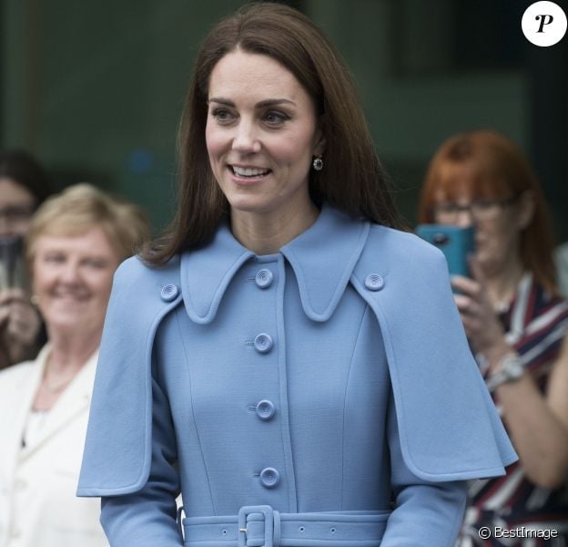 Le prince William, duc de Cambridge et Catherine Kate Middleton, duchesse de Cambridge, saluent les habitants de Ballymena en Irlande du Nord le 28 février 2019.