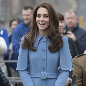 Le prince William, duc de Cambridge et Catherine Kate Middleton, duchesse de Cambridge, saluent les habitants de Ballymena en Irlande du Nord le 28 février 2019.