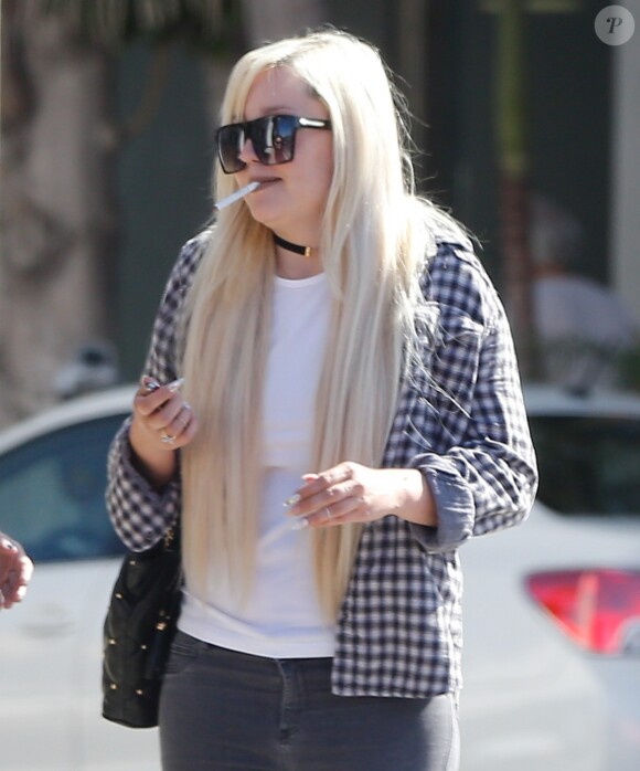 Exclusif -  Amanda Bynes discute et fume une cigarette avec une amie dans les rues de West Hollywood, le 10 juillet 2016