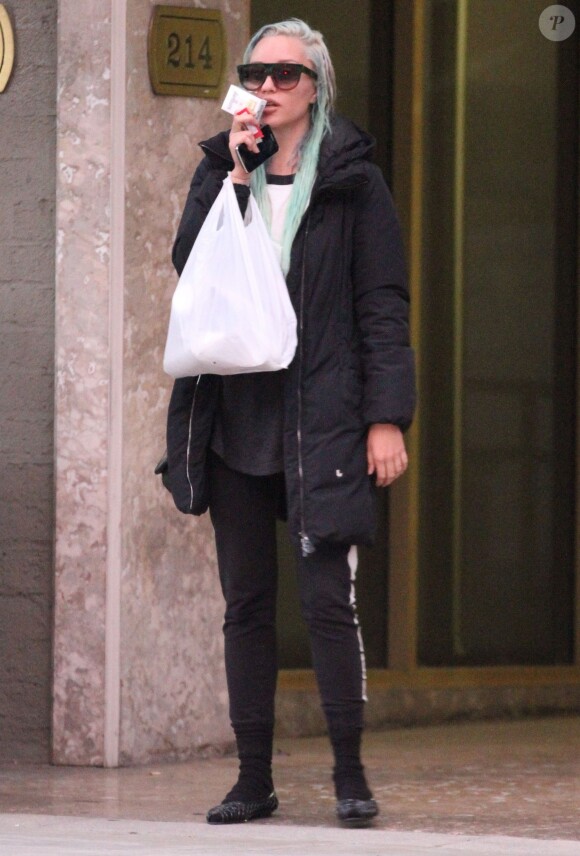 Exclusif - Amanda Bynes quitte un restaurant avec un ami à Beverly Hills le 13 novembre 2014.