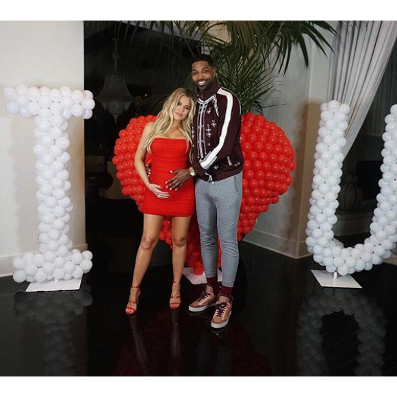Khloé Kardashian (enceinte) et Tristan Thompson. Février 2018.
