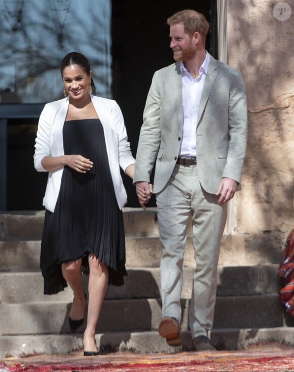 Le prince Harry, duc de Sussex, et Meghan Markle, duchesse de Sussex, enceinte, rencontrent des artisans marocains dans un parc avec des plantes exotique à Rabat, Maroc le 25 février 2019.