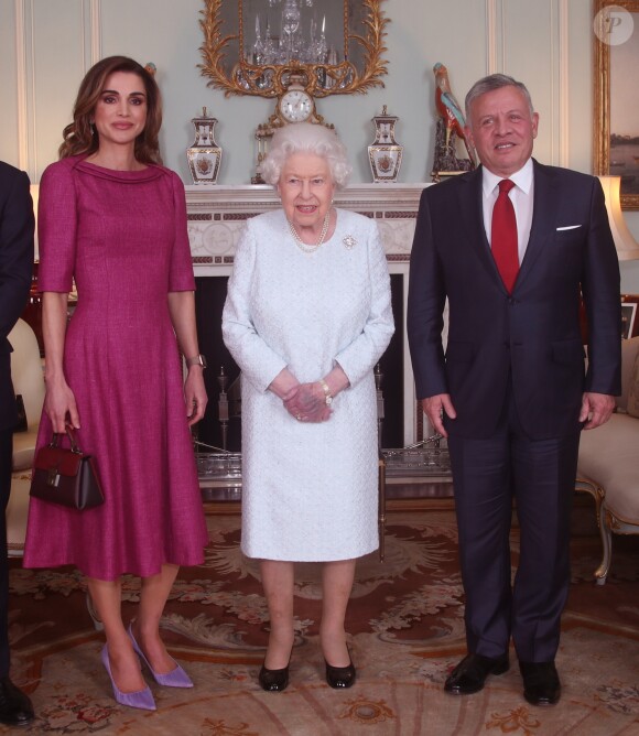 La reine Elisabeth II d'Angleterre en audience avec le roi Abdallah II de Jordanie et la reine Rania au palais de Buckingham à Londres. Le 28 février 2019