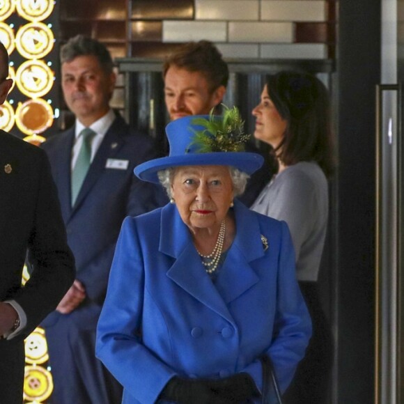 La reine Elisabeth II d'Angleterre en visite à Watergate House, une agence de renseignement britannique chargé de la sécurité et de la cyber-sécurité du pays le 14 février 2019.