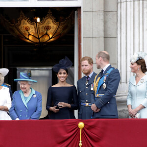 Le prince Charles, Camilla Parker Bowles, duchesse de Cornouailles, la reine Elisabeth II d'Angleterre, Meghan Markle, duchesse de Sussex, le prince Harry, duc de Sussex, le prince William, duc de Cambridge, Kate Catherine Middleton, duchesse de Cambridge, la princesse Anne - La famille royale d'Angleterre lors de la parade aérienne de la RAF pour le centième anniversaire au palais de Buckingham à Londres. Le 10 juillet 2018