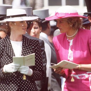 Sarah Ferguson et Lady Di aux courses, le 3 juin 1987. 