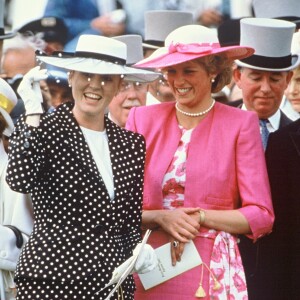Sarah Ferguson et Lady Di à Ascot en 1987. 