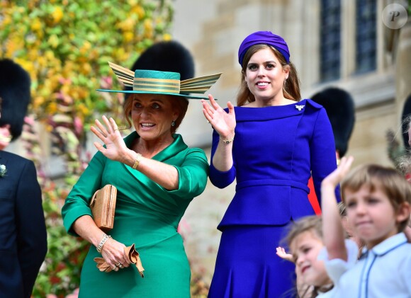 Sarah Ferguson et la princesse Beatrice d'York - Cérémonie de mariage de la princesse Eugenie d'York et Jack Brooksbank en la chapelle Saint-George au château de Windsor le 12 octobre 2018.