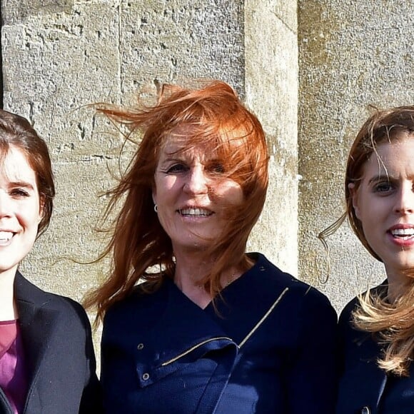 Sarah Ferguson entourée de ses filles, les princesses Eugenie et Beatrice d'York - Obsèques de Miles Frost, le fils de Sir David Frost, en la cathédrale de Arundel le 5 février 2016.