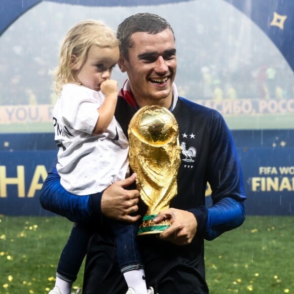 Antoine Griezmann avec la Coupe du monde et sa fille Mia lors de la finale de la Coupe du Monde de Football 2018 à Moscou, opposant la France à la Croatie à Moscou le 15 juillet 2018