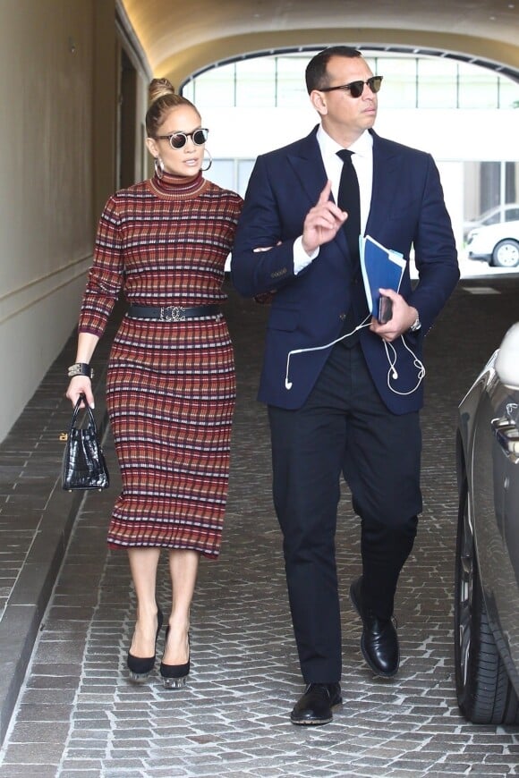 Jennifer Lopez et son compagnon Alex Rodriguez arrivent dans un hôtel à Miami pour une réunion de travail le 25 janvier 2019.