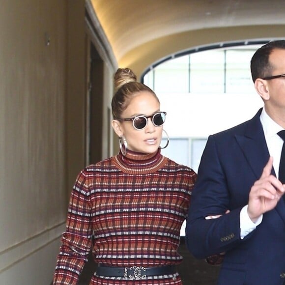 Jennifer Lopez et son compagnon Alex Rodriguez arrivent dans un hôtel à Miami pour une réunion de travail le 25 janvier 2019.